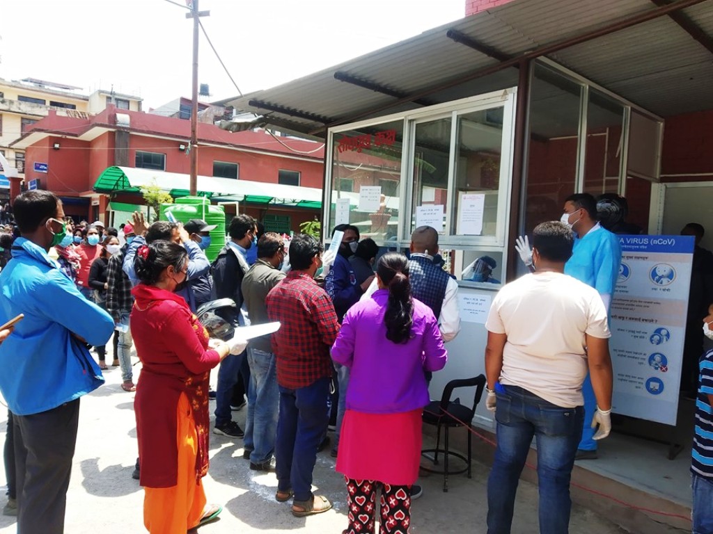 टेकुमा फेरि कोरोना परीक्षण गर्नेको भीड